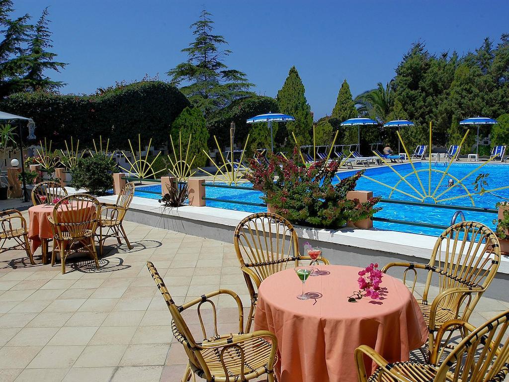 Residence Hotel Felix Ricadi Εξωτερικό φωτογραφία
